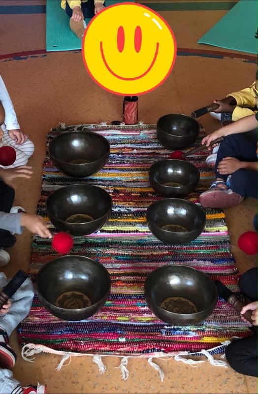 Les enfants découvrent les bols tibétains en cercle