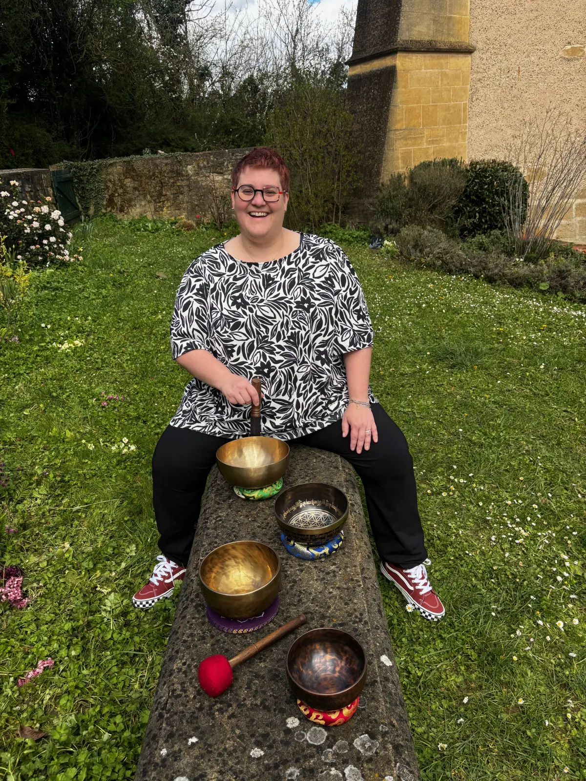 Marion Gallinatti avec ses bols tibétains