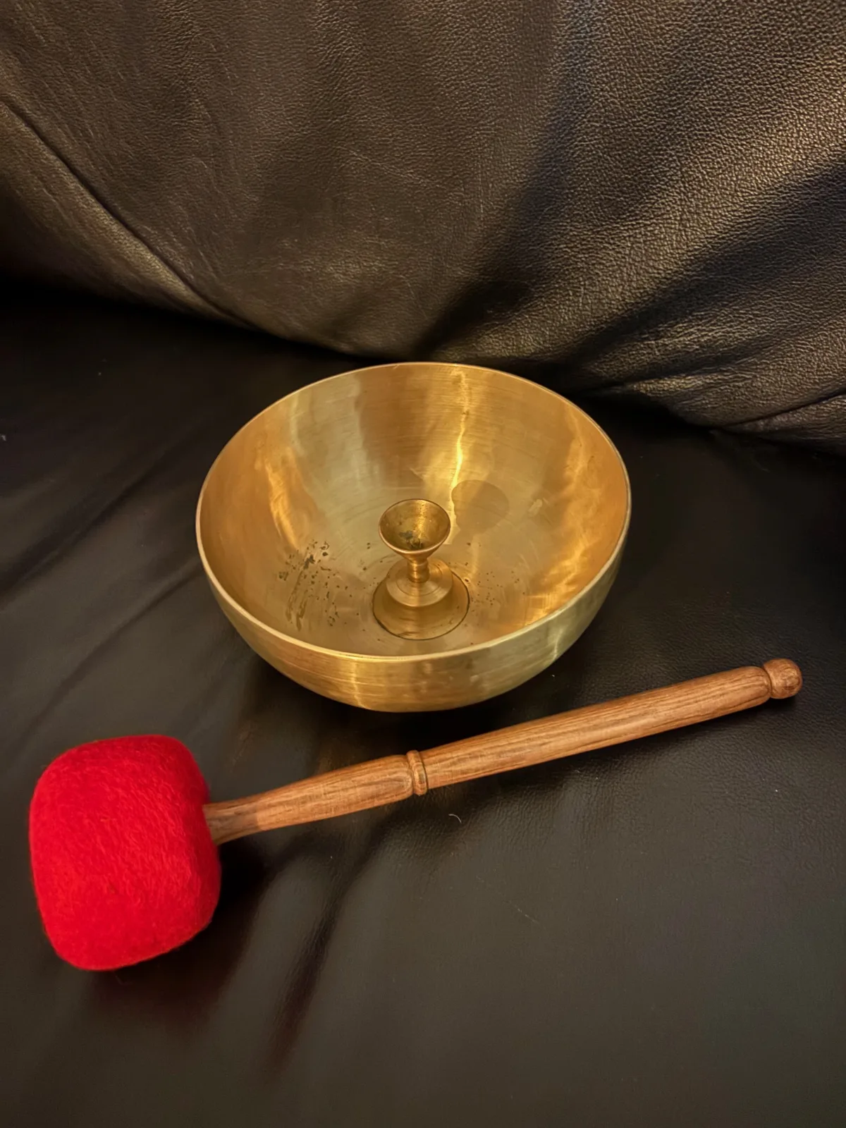 Bol tibétain à poignée centrale utilisé pour les massages vibratoires chez Chant des Bols